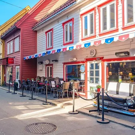 Private Large Double Next To Fish Market Apartman