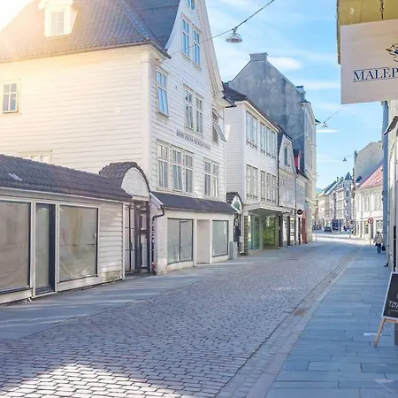 Private Large Double Next To Fish Market Apartman